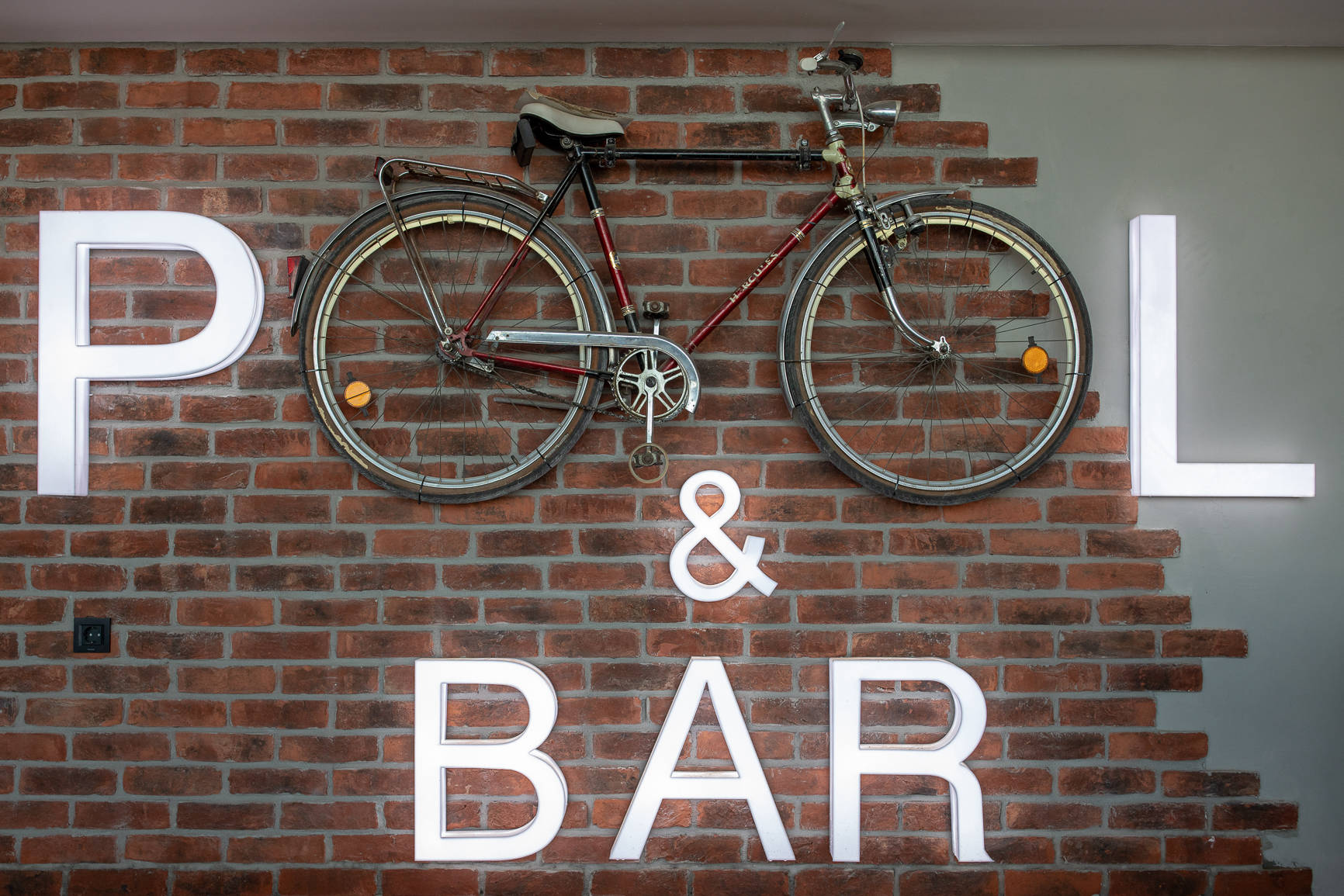 Kylix Pool Bar